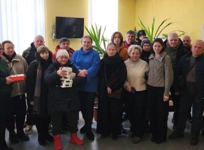 Дитячі будинки сімейного типу в Києві отримали зарядні станції та павербанки