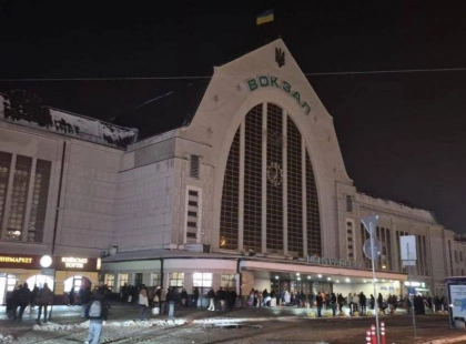 Київський вокзал у режимі економії: УЗ зменшила зовнішнє освітлення