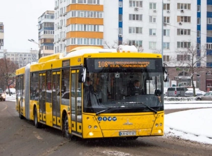 Столичним пасажирам приготуватися: завтра два популярні автобуси змінять свої маршрути через продуктові затори