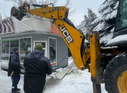 Бої за простір: у крижаному Києві комунальники знесли кіоски, що «замурували» шлях для людей із вадами зору