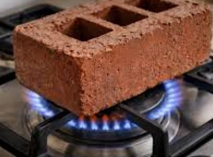 Кияни гріють цеглу на плитах. Комунальники та експерти не радять
