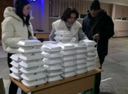 У Голосіївському районі киянам продовжують роздавати гарячі обіди