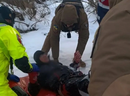 Поблизу Києва зі льоду Дніпра врятували скайсерфера: чоловік провалився за 100 м від берега