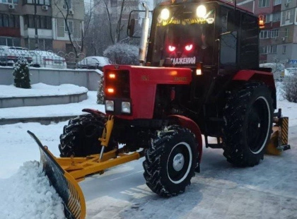 Київ чистять від снігу та ожеледиці: на вулицях працюють 230 одиниць спецтехніки
