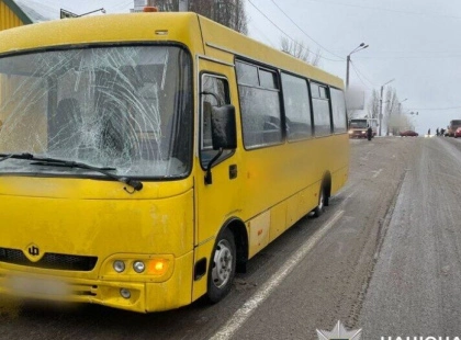 На Київщині автобус смертельно травмував чоловіка, який переходив дорогу поза переходом