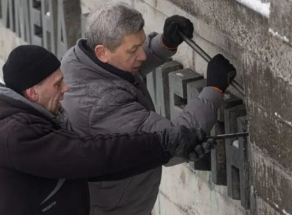 У Києві у Музеї війни демонтували російськомовні написи зі скульптурної галереї