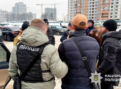 У Києві затримали продавців високоякісних фальшивих доларів