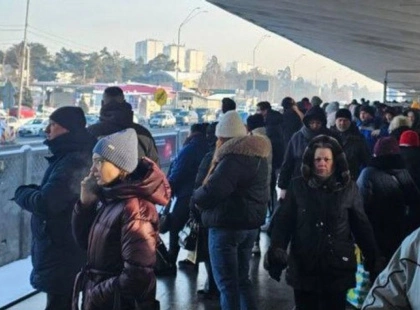 Мороз і зупинка метро: кияни годинами чекають транспорт на зупинках