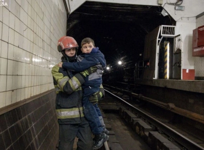 Кілометр пішки під землею: як у Києві евакуйовували пасажирів метро