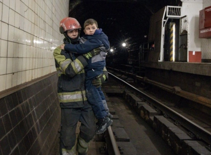 Поїзди застрягли в тунелях: у Києві під час аварії в метро евакуювали 481 людину