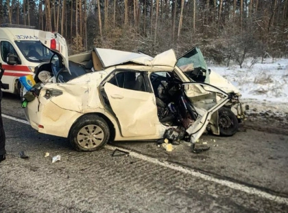 На трасі під Києвом зіткнулися чотири автівки, є жертви. Кадри з місця події