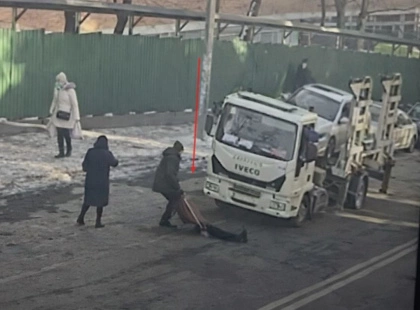 Відправив у кому за евакуацію авто: на Печерську власник машини-порушника по-звірячому побив водія спецтехніки