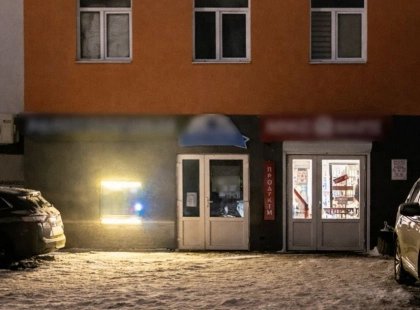 У масці та з пістолетом: у Софіївській Борщагівці розбійник пограбував магазин посеред дня