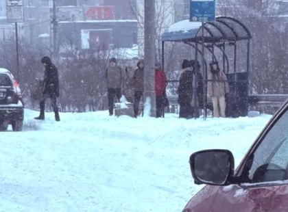 Вулиці Києва під снігом: водії стикаються з заторами та ожеледицею