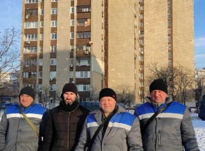 Київ тримається на людях: комунальники з Вараша допомагають відновлювати магістральні мережі столиці
