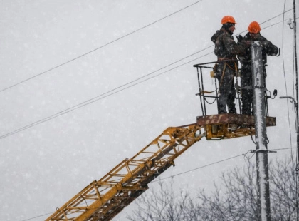 У Києві запровадили екстрені відключення світла, графіки не працюють. Що сталось та коли повернуть струм?