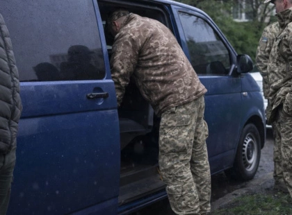 Бив ногами та монтував ролики: ДБР затримало офіцера ТЦК на Київщині за знущання з чоловіків