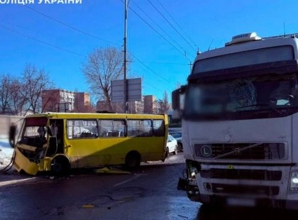 У Києві вантажівка врізалась у маршрутку: постраждали пасажири, людей госпіталізували