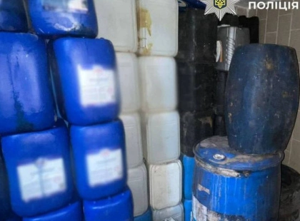 Зливали дизель просто з локомотива: у Києві викрили крадіжку пального з тепловоза