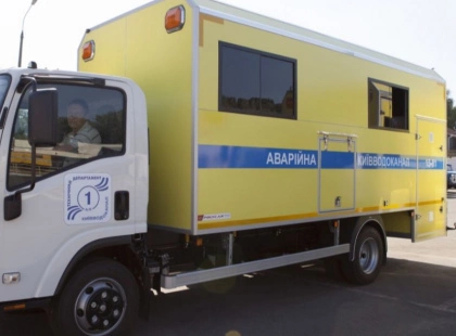 Прорив труби на Білицькій: у Києві перекрили вулицю та змінили рух автобуса