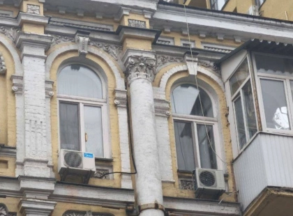 На Подолі зняли останнього Пушкіна: з фасаду на Костянтинівській демонтували погруддя