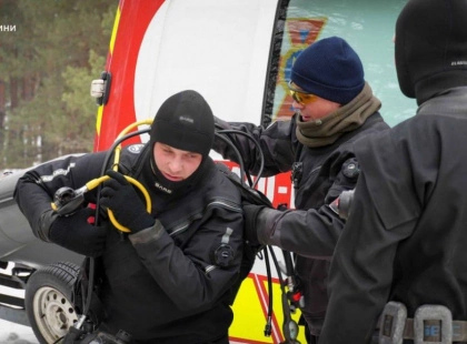 На Київському морі вже тиждень шукають водія авто, що пішло під кригу