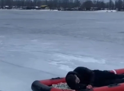На Десенці двоє провалилися під кригу: 15-річного хлопця врятували, іншого шукають