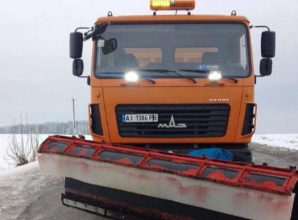 На Київщині розчищають дороги після снігопаду: на трасах працюють десятки одиниць техніки