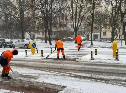 Сніг є, а прибирати нікому: чому київські двори потопають у заметах та куди зникли комунальники