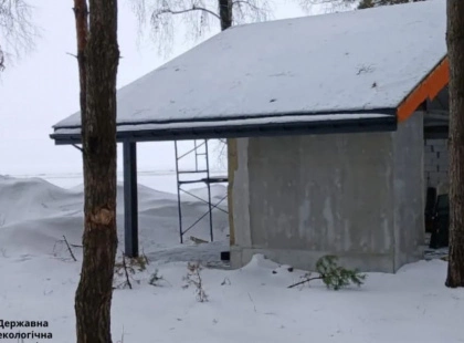 На березі Київського водосховища виявили незаконне будівництво без дозволів