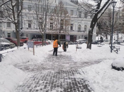 У Києві сніг прибирають 256 одиниць техніки: комунальники працюють безперервно
