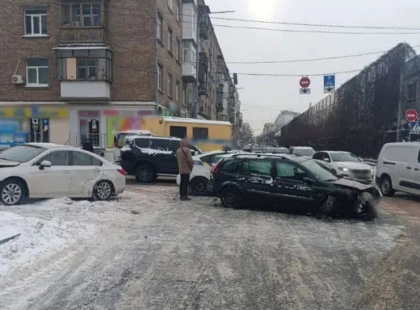 Великий затор на Межигірській через ДТП: обирайте інші маршрути