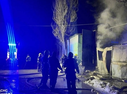 У Святошинському районі Києва рятувальники вночі ліквідували пожежу на території підприємства