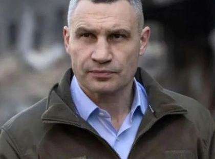 Послизнувся під мерією: керівник КМВА травмував руку, Кличко прокоментував у своєму стилі