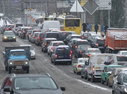 Кілометрові затори на в’їзді до Києва: з Броварів автівки майже не рухаються