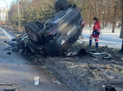 У Києві Maserati врізався в електроопору та перекинувся: загинув 21-річний водій
