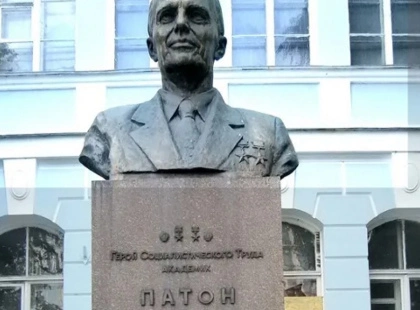 Пам’ятник Борису Патону у Києві пошкодили під приводом декомунізації