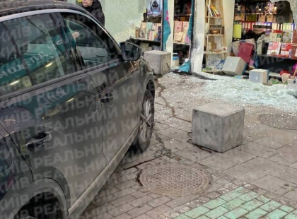 Біля метро «Політехнічний інститут» автівка врізалась у магазин канцтоварів