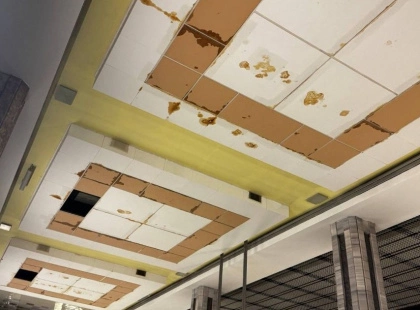 На станції метро «Іподром» руйнується підвісна стеля — панелі набухли від вологи