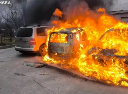 Пожежа у дворі Києва: вогонь охопив припарковані автівки біля багатоповерхівки