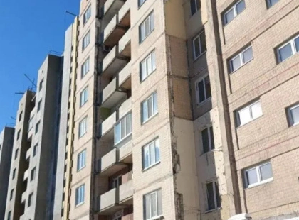 «Утеплили не всіх». Мешканці будинку на вул. Мокрій у Києві обурені відбудовою після ракетного удару