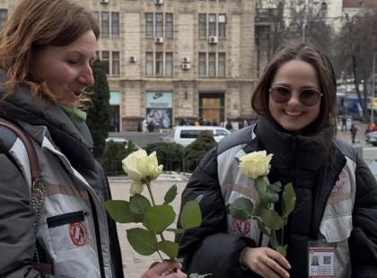 Модель Катерина Білик роздала понад тисячу троянд на вулицях Києва - що стоїть за цією акцією