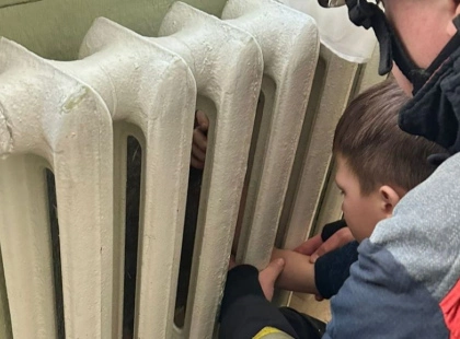 У Києві дитина застрягла в батареї: рятувальники оперативно прийшли на допомогу
