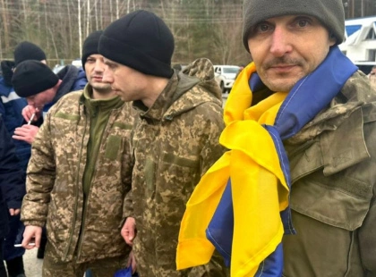До Києва повернулися українські захисники: відбувся перший етап обміну полоненими