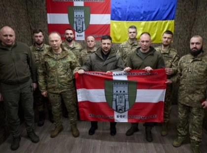 Зеленський вручив Денису Прокопенку погони бригадного генерала під час візиту до бійців «Азову»