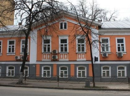 Біля «Будинку з хлібною лавкою» у центрі Києва знову встановлюють будівельні риштування