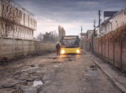 У Києві водій автобуса не витримав ям і почав ремонтувати дорогу сам