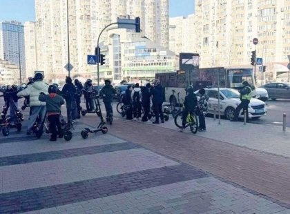 У Києві біля River Mall підліток на електросамокаті збив жінку