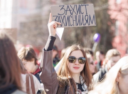 У центрі Києва пройшла акція за права жінок: зібралися тисячі учасниць