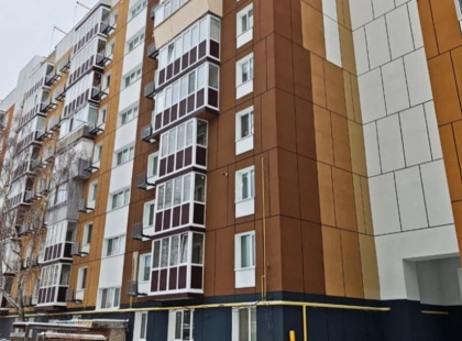 Нові ліфти та відновлені стіни: у Бородянці завершують відбудову найбільшої дев’ятиповерхівки